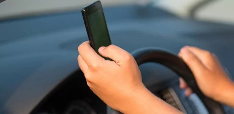 Même à l’arrêt, téléphoner au volant, est interdit